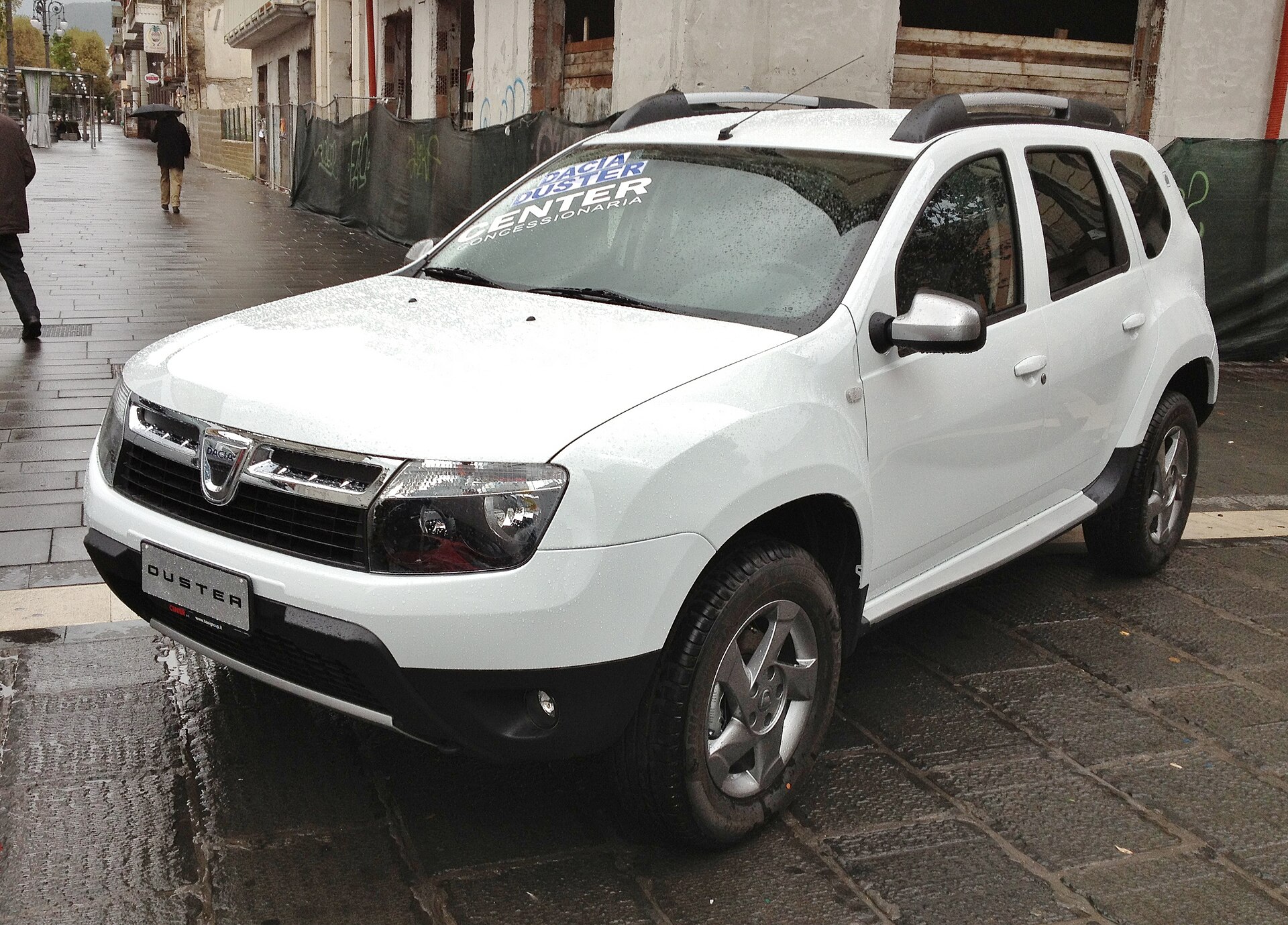 Dacia Duster I (2009–2017) – front three-quarter view