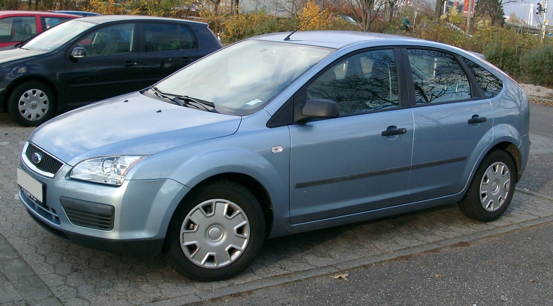 Ford Focus (hatchback / sedan / estate) Mk2 (C307) (2004–2011) – front three-quarter view