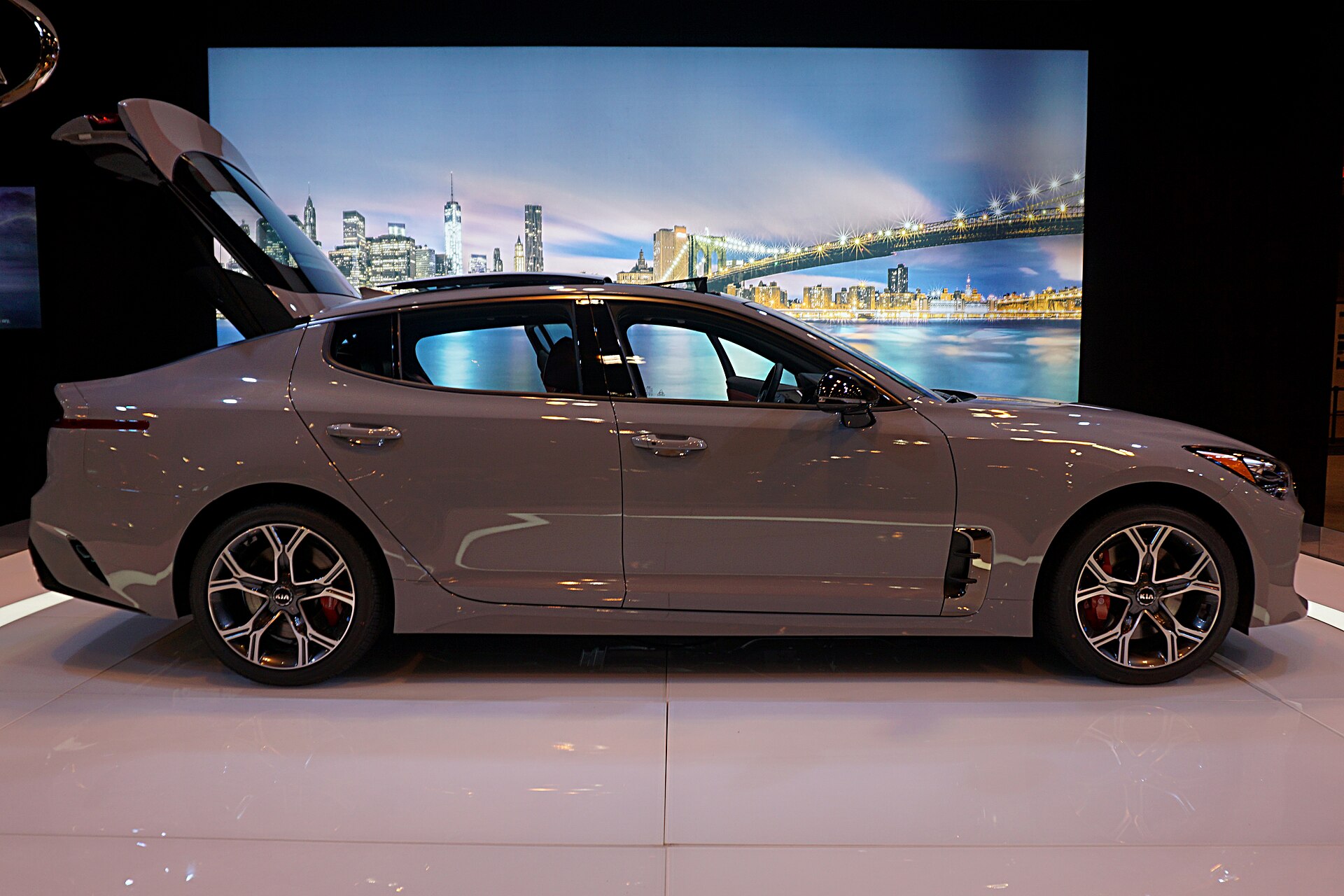 Kia Stinger (fastback) CK (2017–2023) – side profile