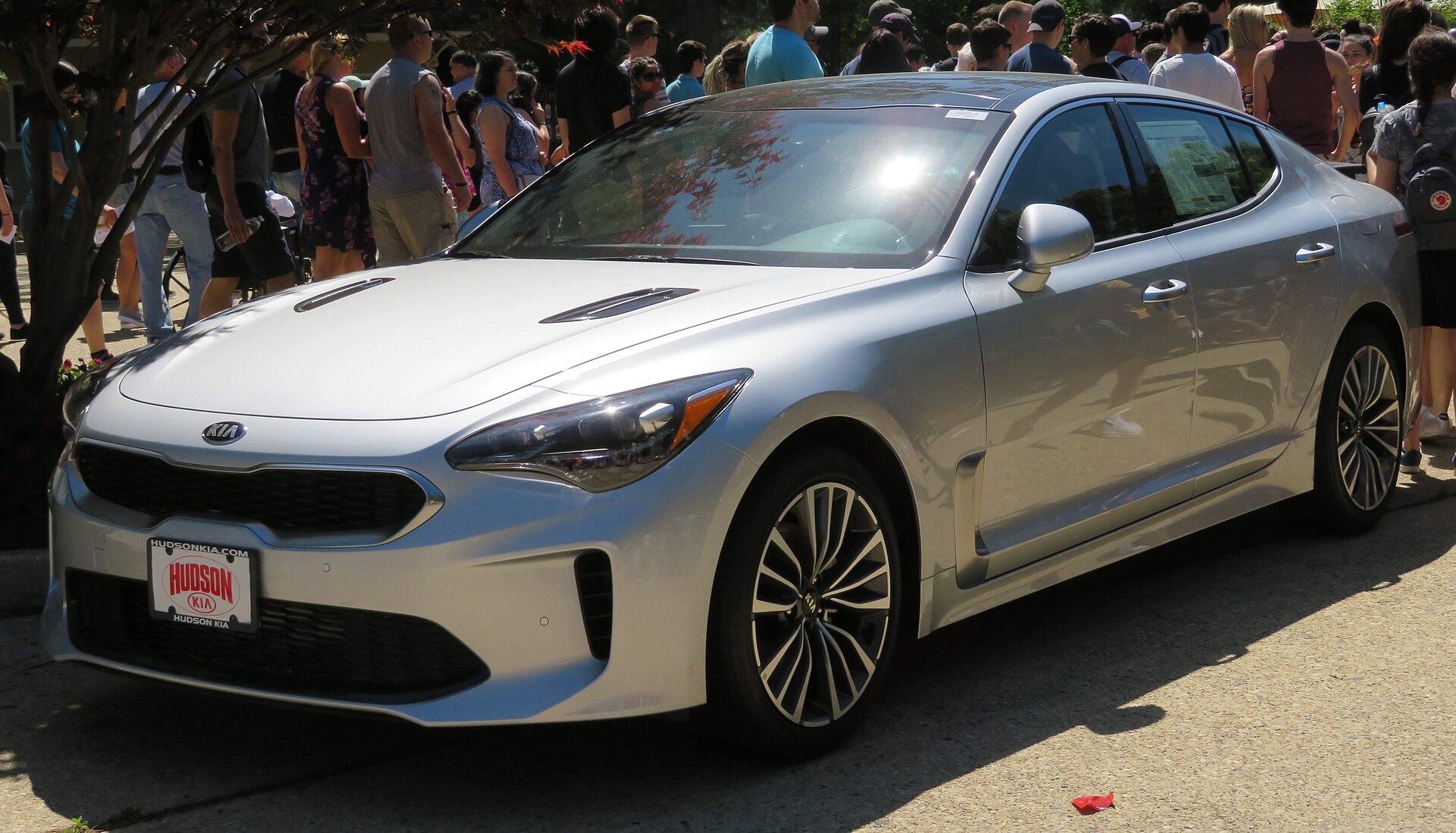 Kia Stinger (fastback) CK (2017–2023) – front three-quarter view