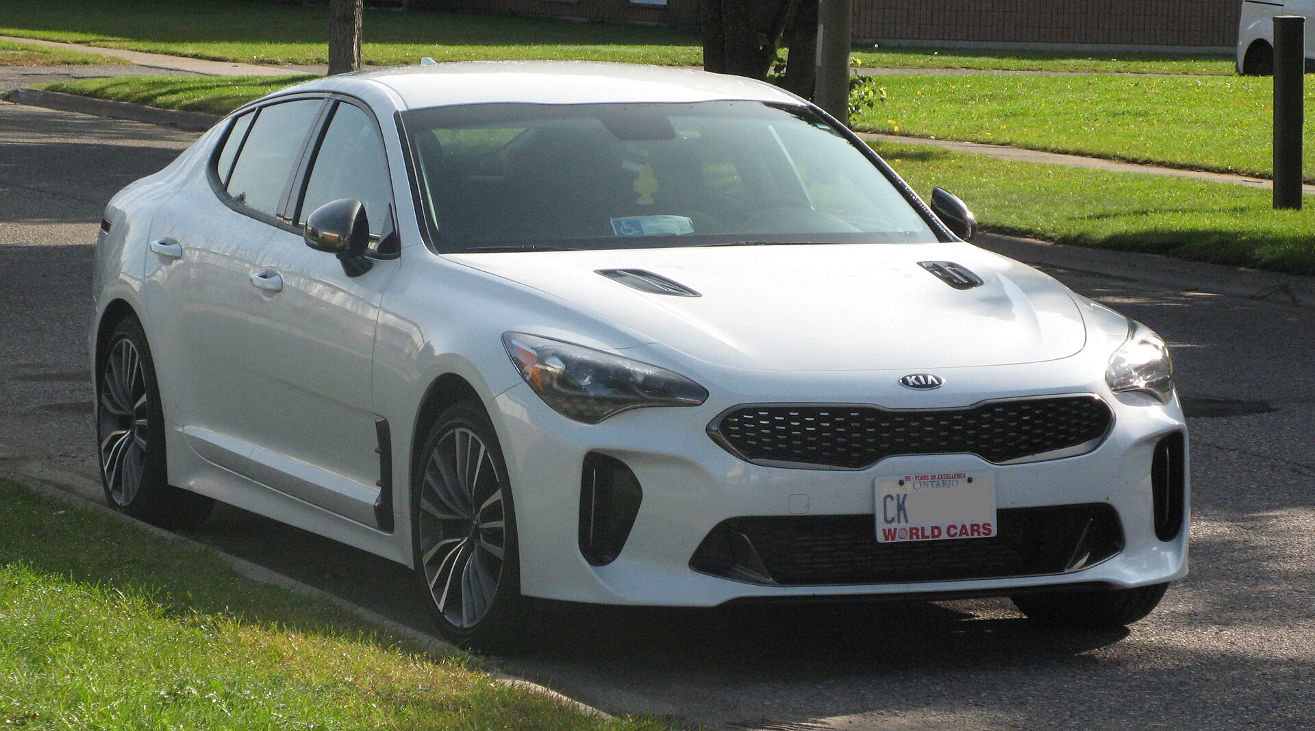 Kia Stinger (fastback) CK (2017–2023) – front three-quarter view