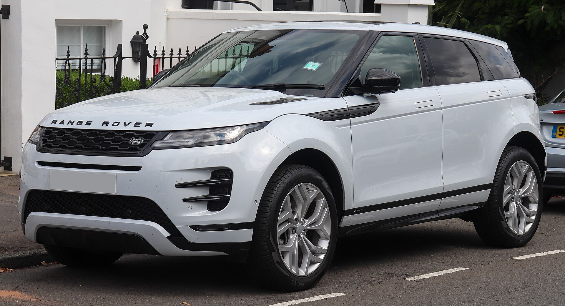 Land Rover Range Rover Evoque II (2019–) – front three-quarter view