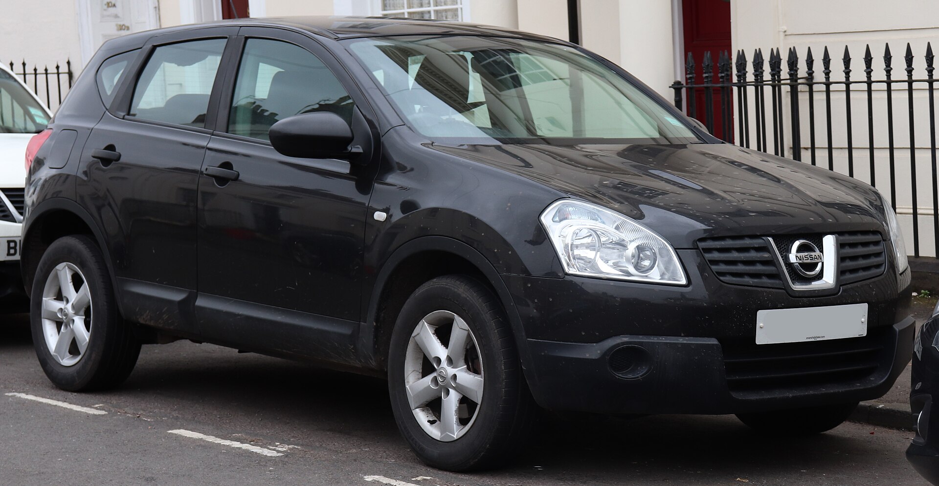 Nissan Qashqai I (2007–2013) – front three-quarter view