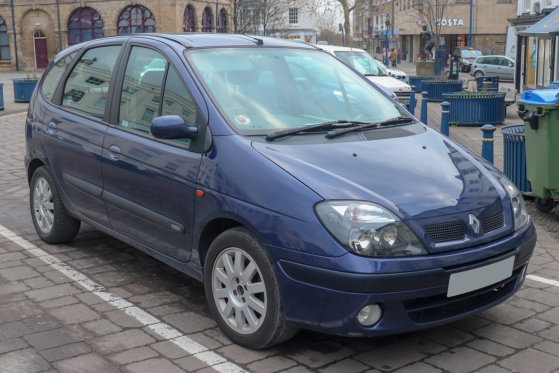 Renault Megane II (2002–2008) – front three-quarter view